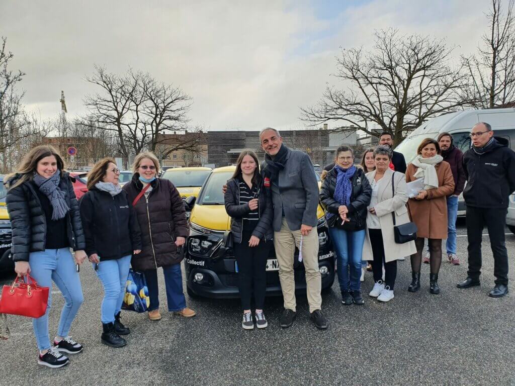 Caducée Auxiliaire de Vie Sociale, voiture