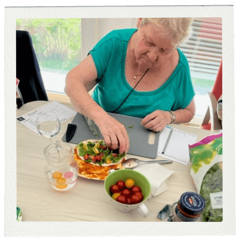 personne agee preparant une recette d'ete wrap au poulet tomates a la residence saint brice amaelles