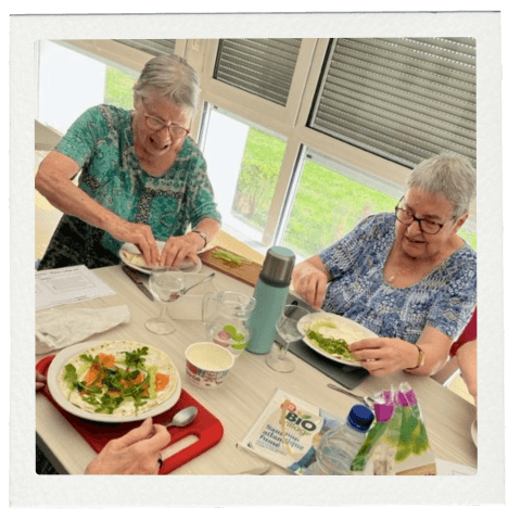 preparation d'une idee recette ete de wrap au saumon a preparer avec les personnes agees