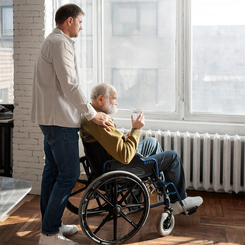 personne agee en fauteuil rouglant accompagne par un aidant proche pour l aider a soigner ses escarres