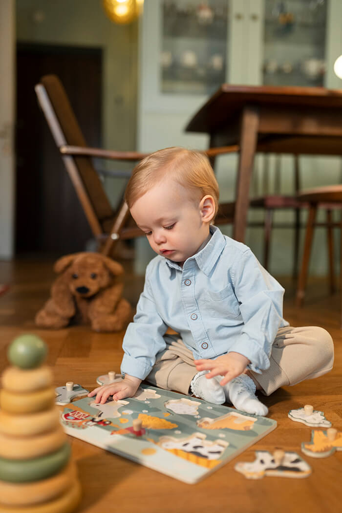 bébé en train de jouer au puzzle dans une crèche Amaelles