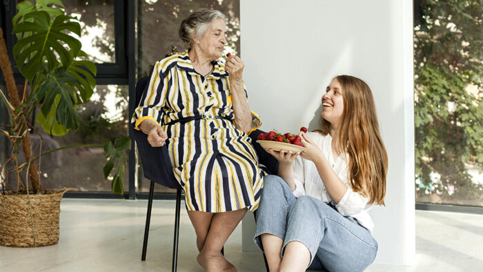 femmes de deux generations partageant un repas a l'occasion de la semaine bleue pour les personnes âgées