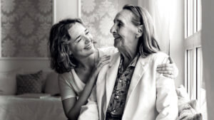 une jeune femme bénévole auprès des personnes agées