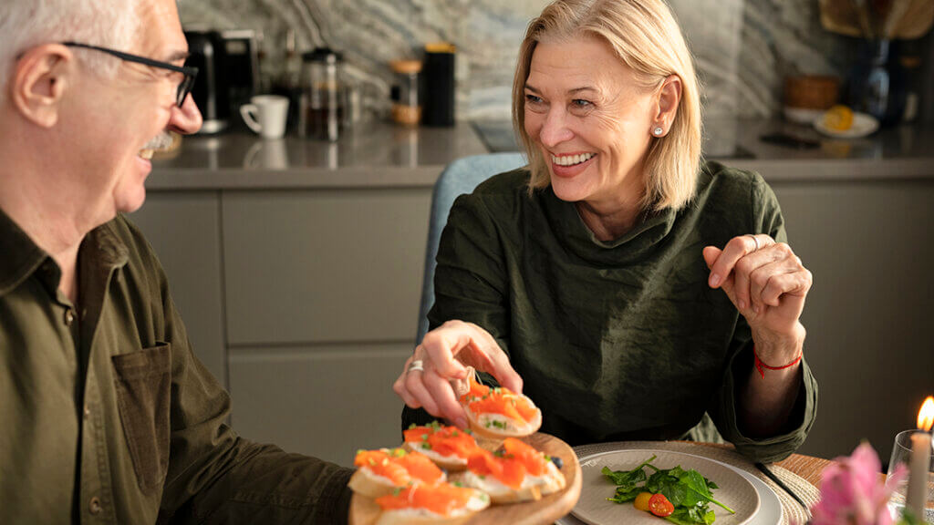 personnes agées seniors en train de manger