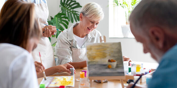 femme en train de peindre dans une plateforme de repit amaelles haut rhin