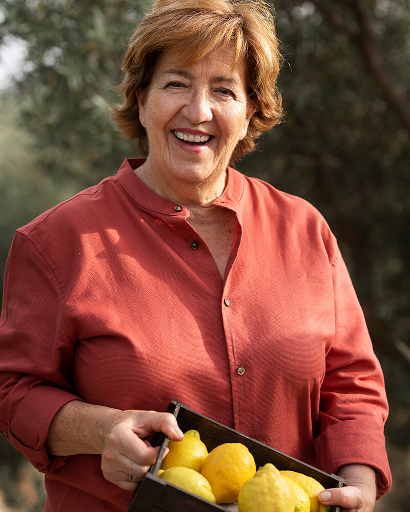 femme agee faisant la cueillette des citrons pour une bonne alimentation face a la denutrition chez amaelles