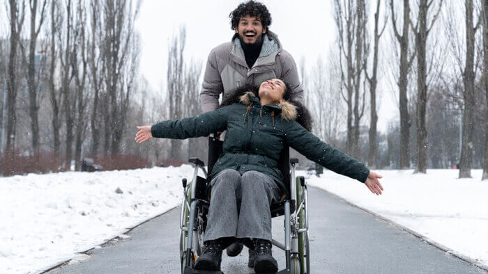jeune couple en situation de handicap heureux grace a l'aide amaelles