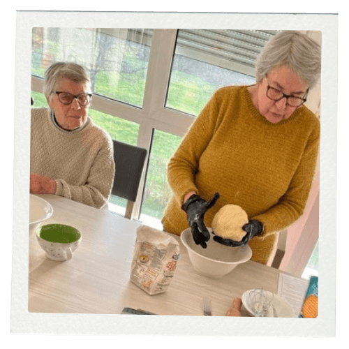 personne agee en train de préparer la recette des mannalas et bredeles alsaciens a la maison de retraite amaelles liepvre