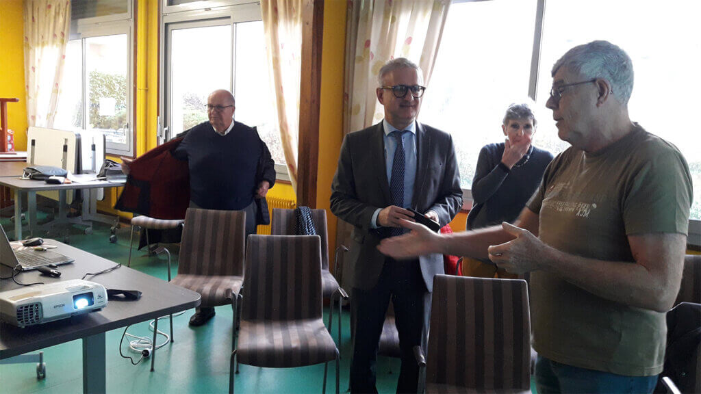 michel schmitlin administrateur du reseau apa avec les elus locaux d'alsace