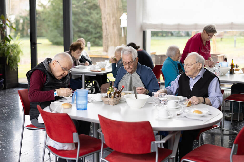 Repas conviviaux Résidence seniors Alfred Wallach à Mulhouse par Amaelles