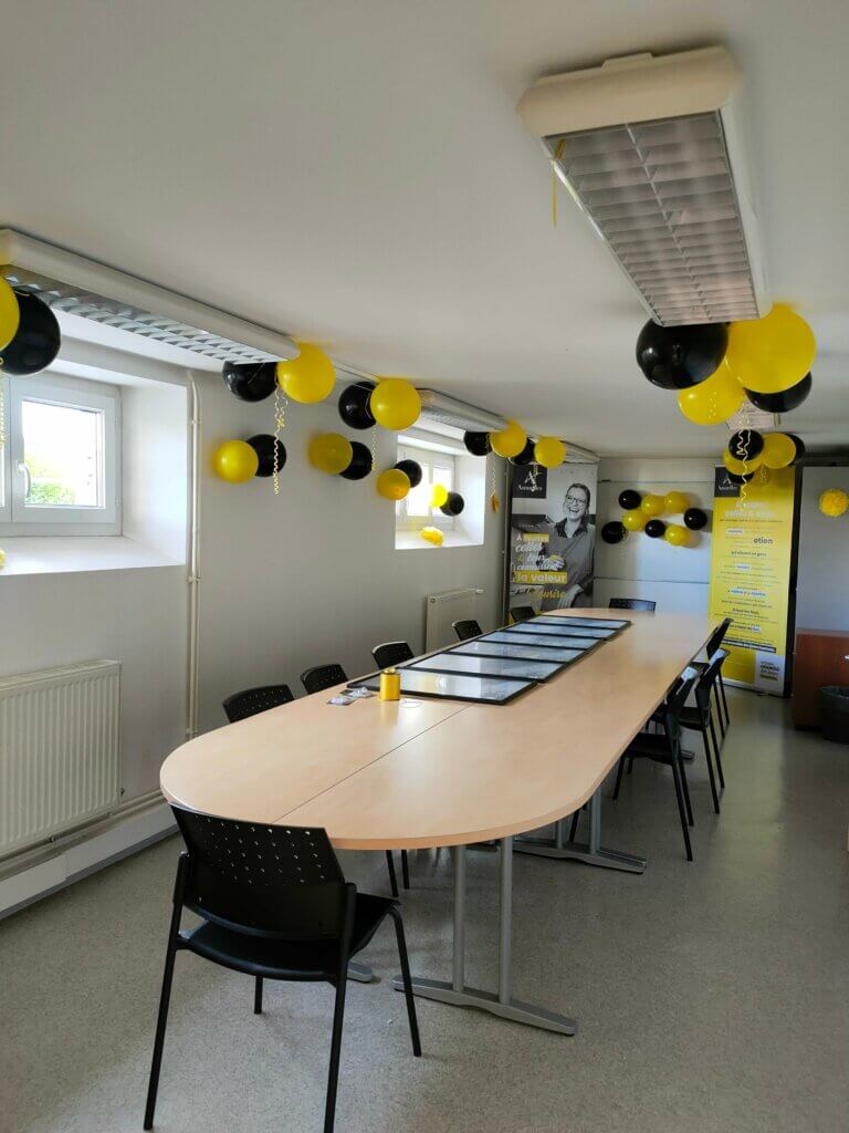 Salle de réunion décorée pour la Semaine Jaune