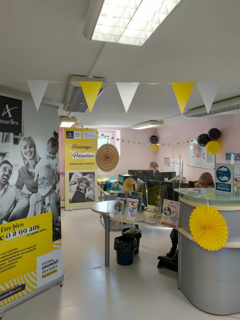 Accueil de Montbéliard décoré pour la semaine jaunes avec des ballons