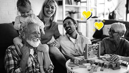 Famille heureuse avec grand-parents, parents et enfants