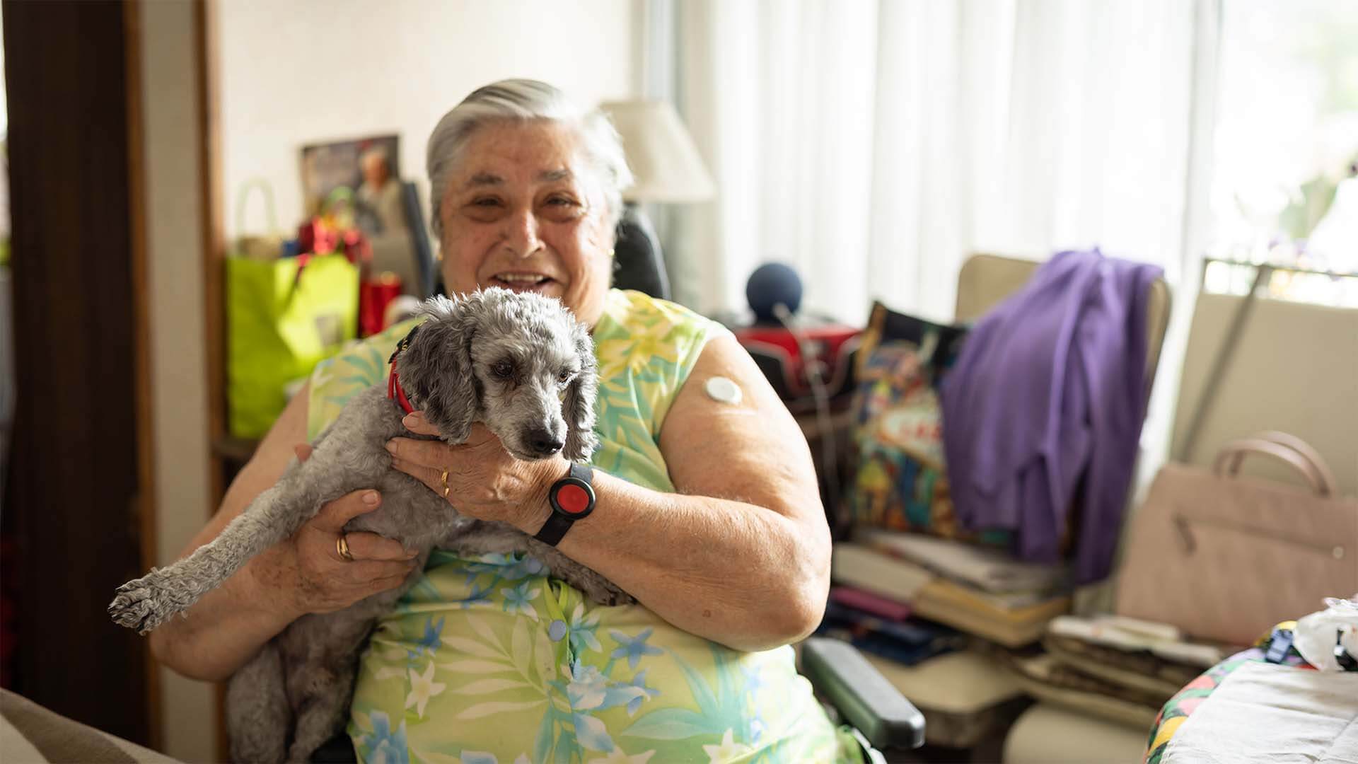 personnes âgées et animaux interaction chien senior